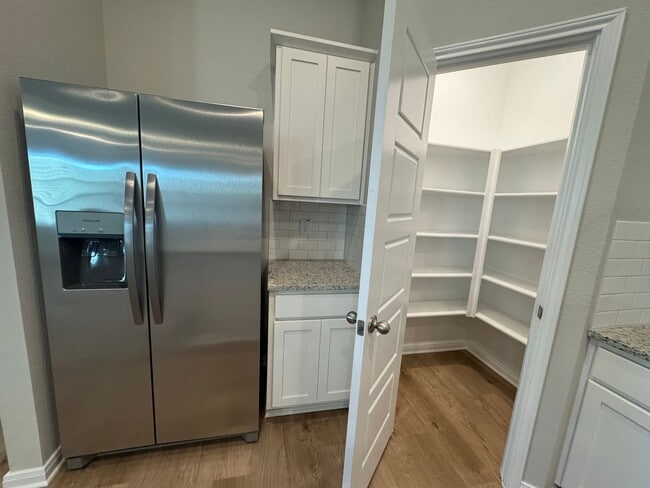 Foto del edificio - Stunning 4x3 Luxury Duplex in Buda, TX!