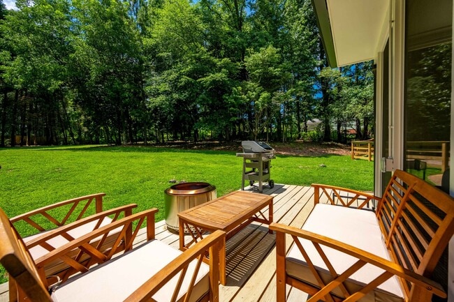 Building Photo - 140 Pine Glade Trce