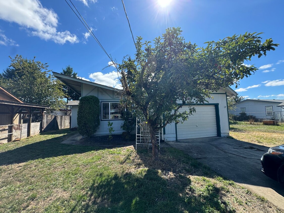 Primary Photo - Sutherlin 3 Bedroom 1 bath home