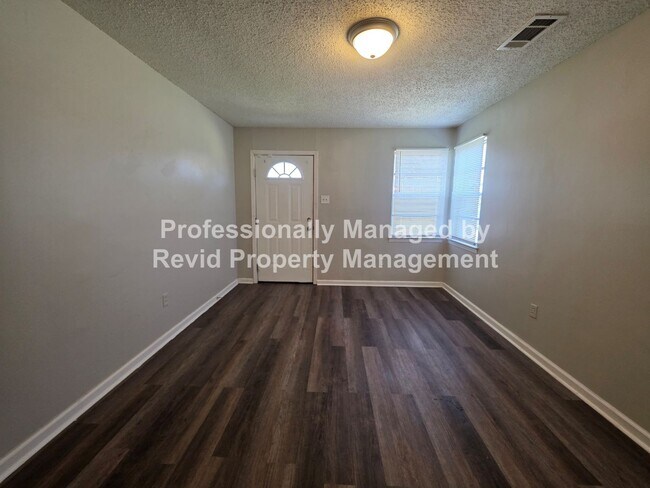 Building Photo - SECTION 8 ACCEPTED