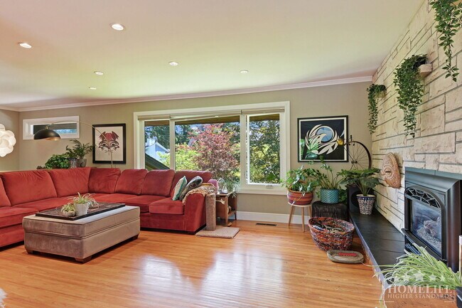 Building Photo - Beautiful Sunshine Hills 4 bed house on a ¼ acre treed property