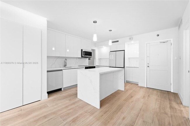 Foto del edificio - 10185 Collins Ave