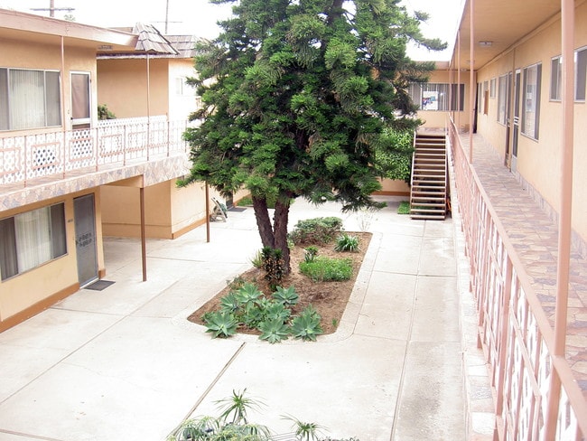 Courtyard - 3828 W 182nd St