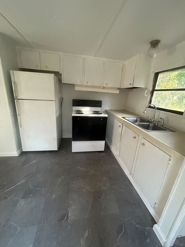 Building Photo - Rent this 2 Bedroom 1 Bath home in Gaston!