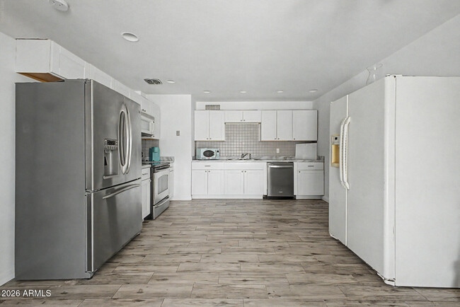 Building Photo - 5232 W Mauna Loa Ln