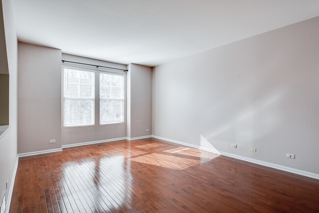 Building Photo - 417 Plaza Pl