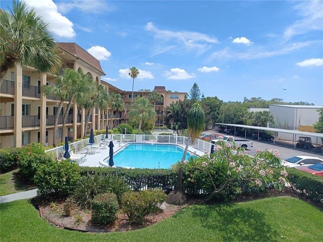 Building Photo - 2525 W Bay Dr