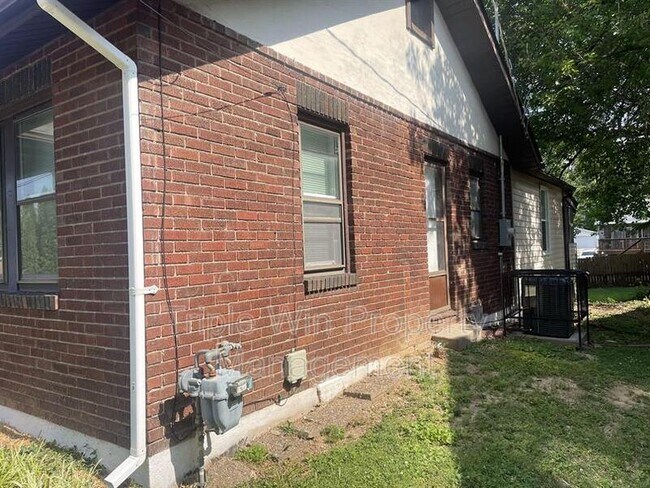 Building Photo - 9425 Burdella Ave