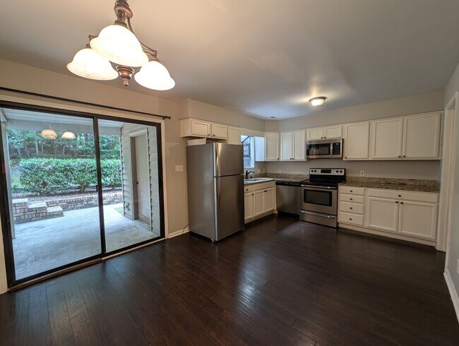 Foto del edificio - Charming  two story , 2 bedroom, 2.5 bath Condo located the Stratfordshire community !