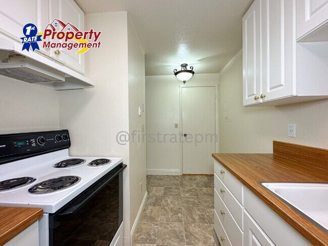 Foto del edificio - 1681 N Laurel St