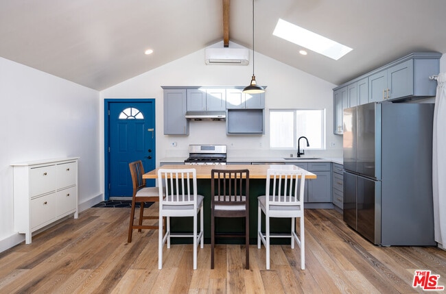 Foto del edificio - 6461 Whitman Ave