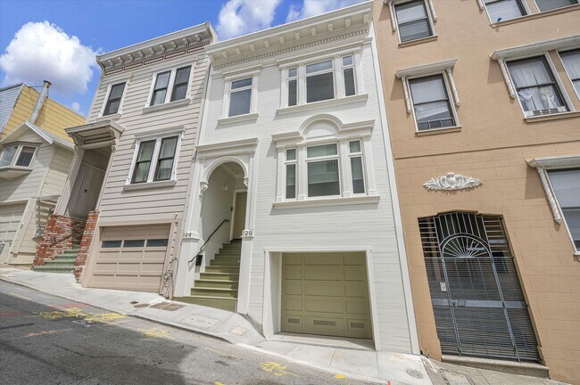 Building Photo - 124 Varennes St