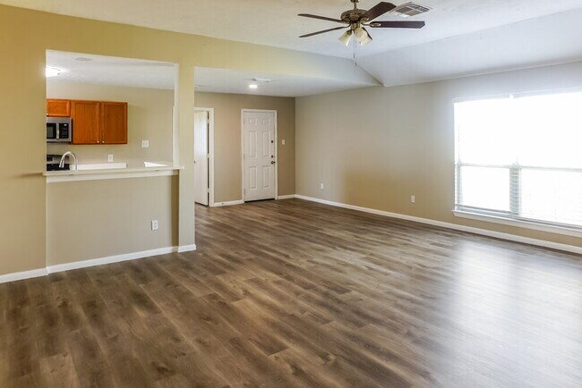 Foto del edificio - 5207 Riverwood Dr