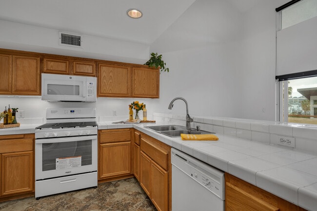 Wonderful chef's kitchen - 13200 Pacific Promenade