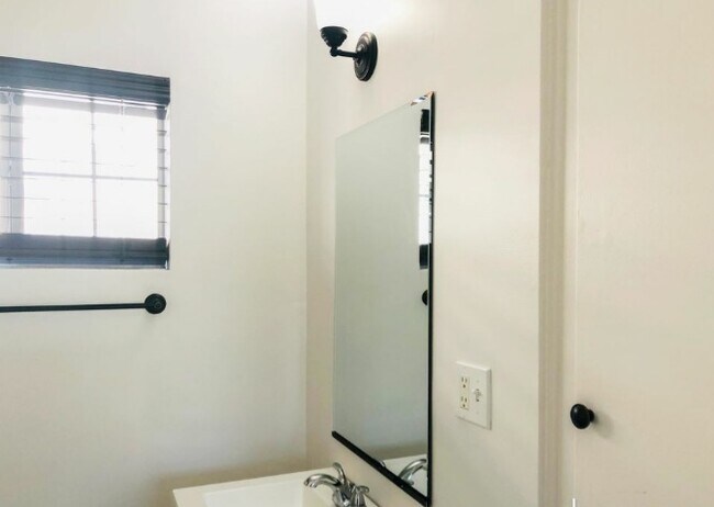 Foto del edificio - 1423 N Hollywood Way