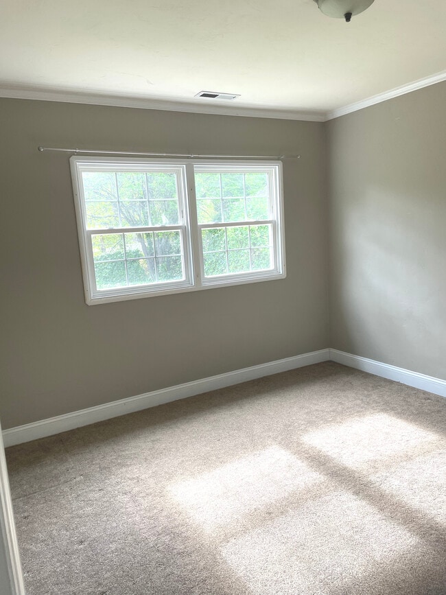 La habitación da al patio trasero. - 2732 Eccleston Ave