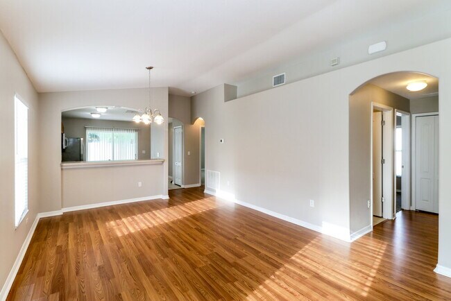 Foto del edificio - 7194 Cedarcrest Blvd