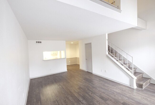 Building Photo - 1124 Rutland Dr