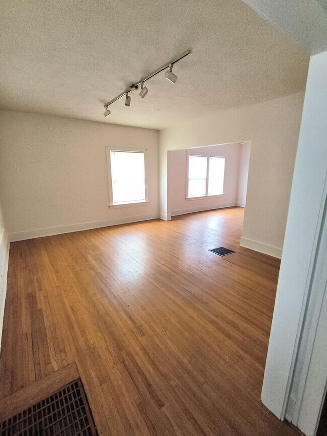 Building Photo - 1415 Kenyon Dr