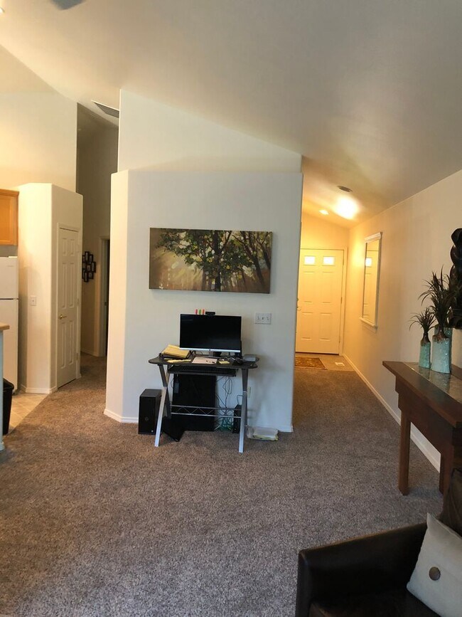 Foto del edificio - Boise 2 bedroom/1.5 bathroom/2Car, 1128Sqft, Nice townhouse off of State & Pierce Park