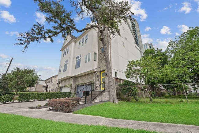 Building Photo - 2221 N MacGregor Way