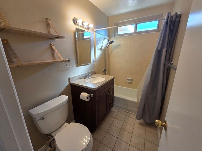 Foto del edificio - Two bedroom house for rent with garage