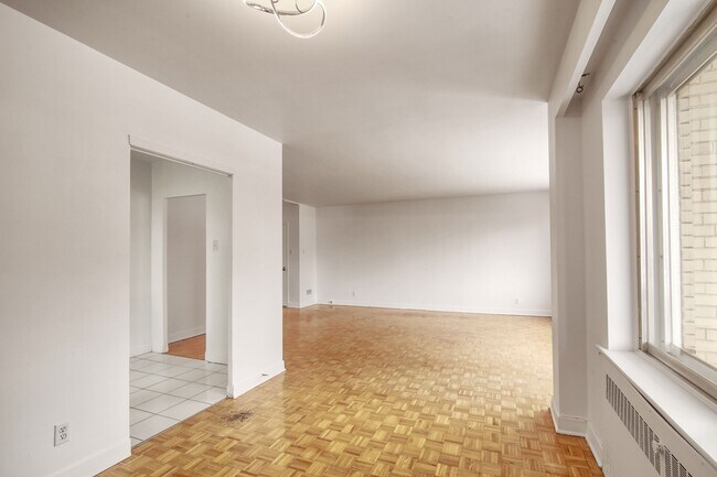 Building Photo - 3555 Chem. de la Côte-des-Neiges