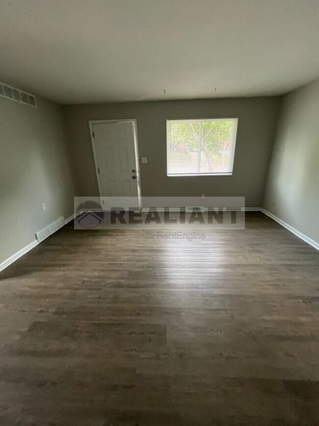 Foto del edificio - 487 Whispering Hills Dr