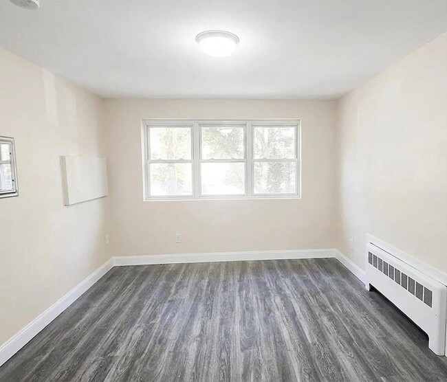 Building Photo - 552 38th St