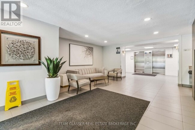 Photo du bâtiment - 1580 Adelaide St