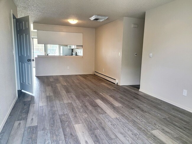 Building Photo - 2 Bedr condo at end of cul-de -sac