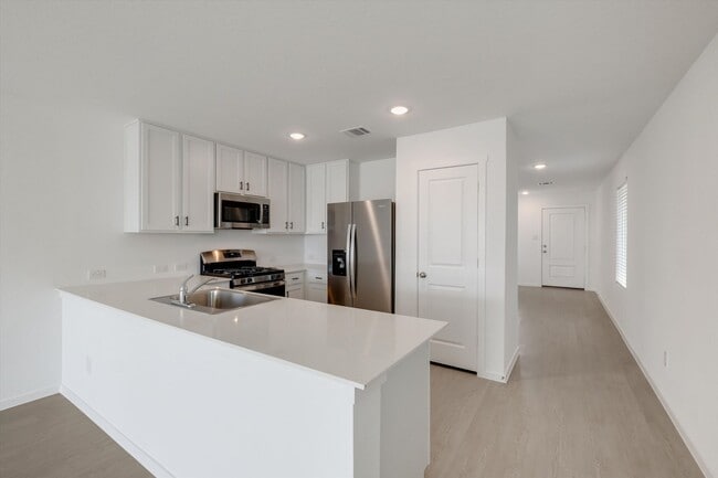 Building Photo - New Rent Rate! Modern 3/2 in East Central/ Sapphire Grove