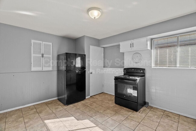 Building Photo - 1216 Lakeview Ave