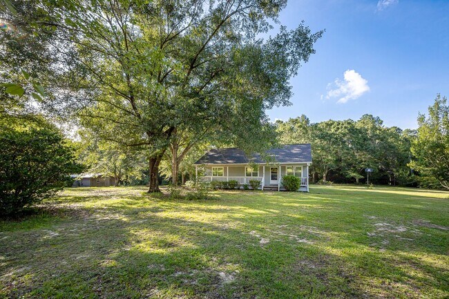 Building Photo - Peaceful Country Living on 2.4 Acres in Saucier
