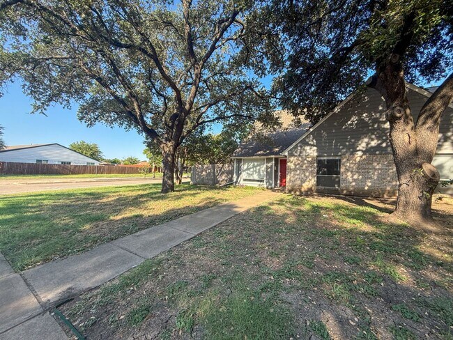 Foto del edificio - 612-614 Towne House Ln