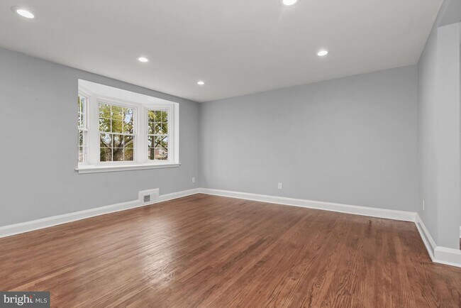 Building Photo - 5932 Northwood Dr