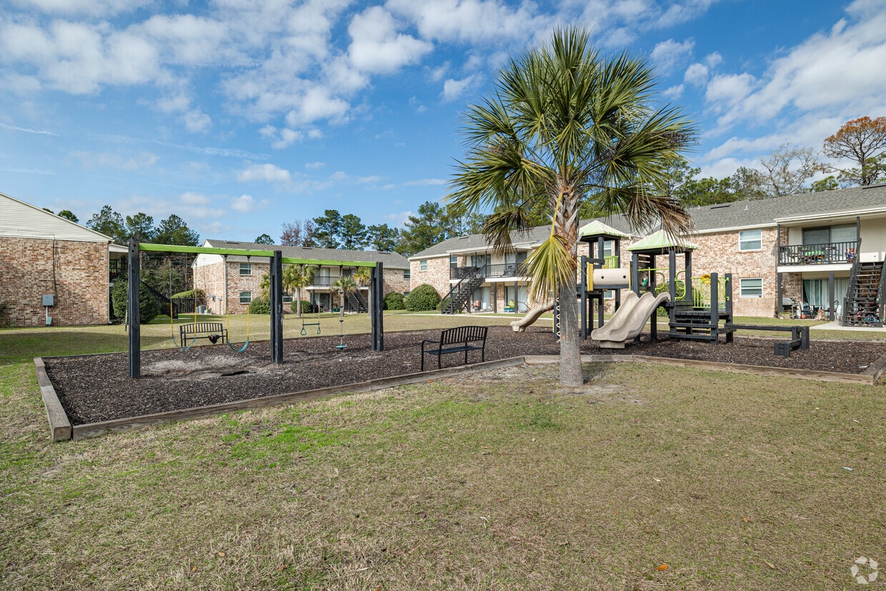 Eastwood Oaks Apartments Apartments in Hilliard, FL