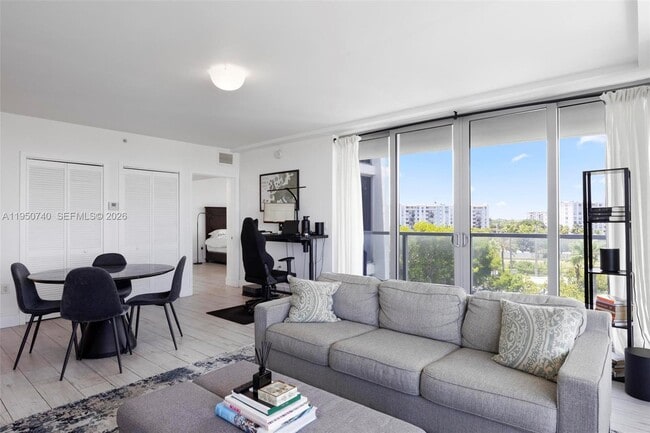 Foto del edificio - 13800 Highland Dr