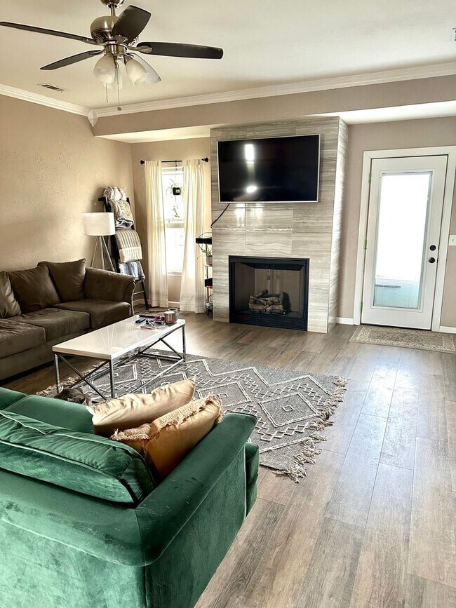 Building Photo - 3 BEDROOM 2 FULL BATH HOME LOCATED IN PEA ...
