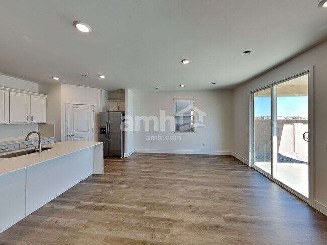 Foto del edificio - 9623 E Harkes Dr