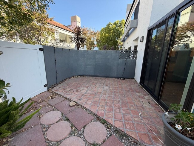 Building Photo - 2 bed, 2.5 bath Le Parc townhome
