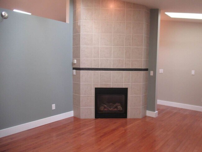 Building Photo - Beautiful 3 Bedroom Rambler located in Her...