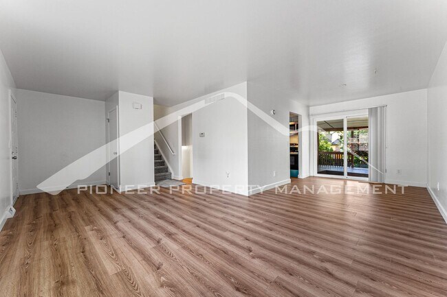 Foto del edificio - Single Family Home with 2 Car Garage and F...