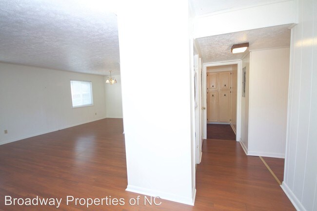 Building Photo - 10 Woodstone Dr