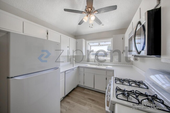Building Photo - Unit B 21