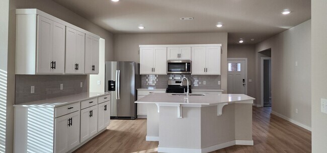 Building Photo - 906 Sonoma