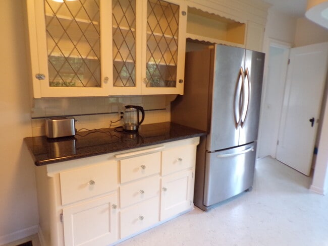 Building Photo - 4621 NE Royal Ct