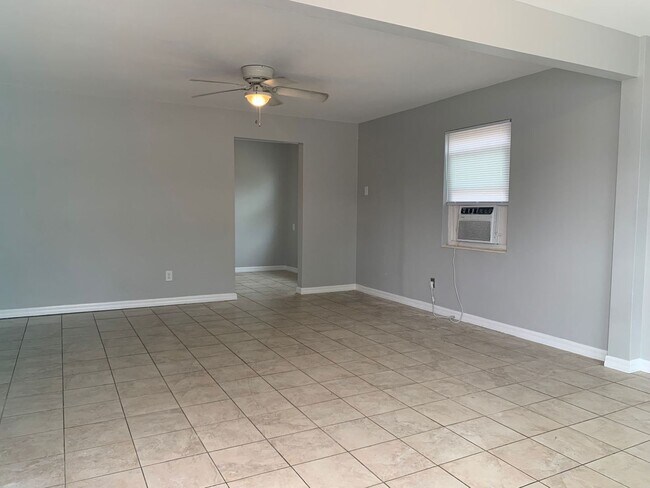 Building Photo - Modest 3BR/2BA home in Northeast Gulfport