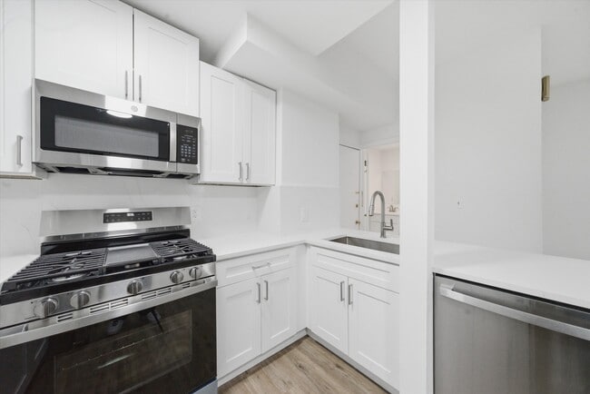 Building Photo - 3037 N Southport Ave