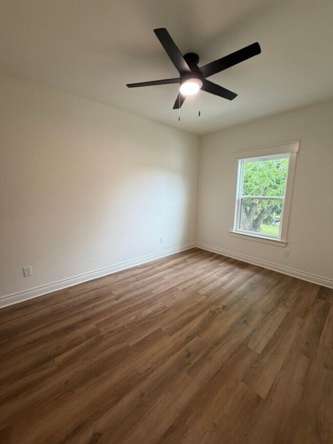 Foto del edificio - 305 Live Oak St